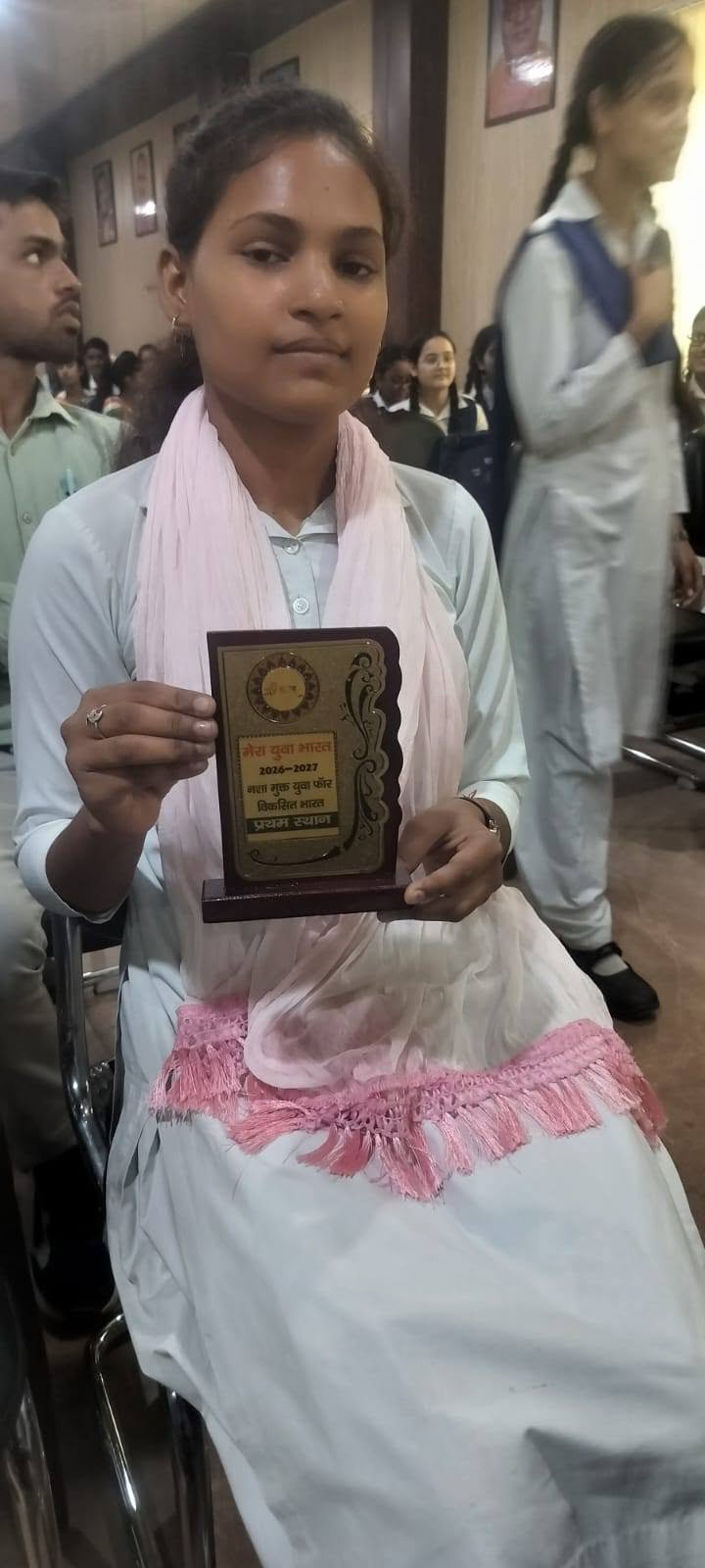 स्वामी शुकदेवानंद विश्वविद्यालय के माननीय कुलपति जी द्वारा आर्य महिला स्नातकोत्तर महाविद्यालय की अंशिका यादव को किया गया सम्मानित