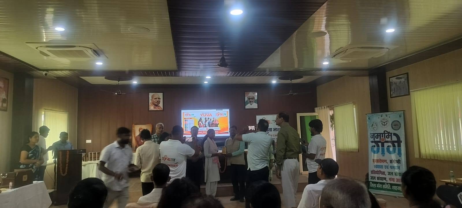 स्वामी शुकदेवानंद विश्वविद्यालय के माननीय कुलपति जी द्वारा आर्य महिला स्नातकोत्तर महाविद्यालय की अंशिका यादव को किया गया सम्मानित