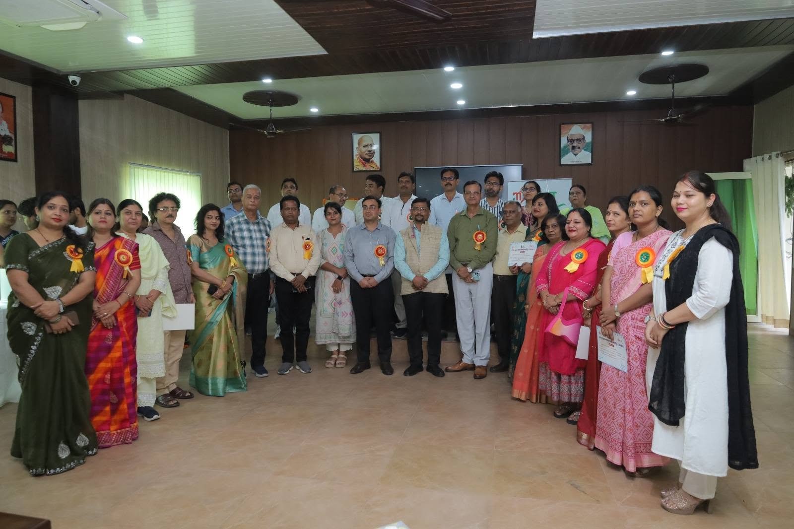 स्वामी शुकदेवानंद विश्वविद्यालय के माननीय कुलपति जी द्वारा आर्य महिला स्नातकोत्तर महाविद्यालय की अंशिका यादव को किया गया सम्मानित